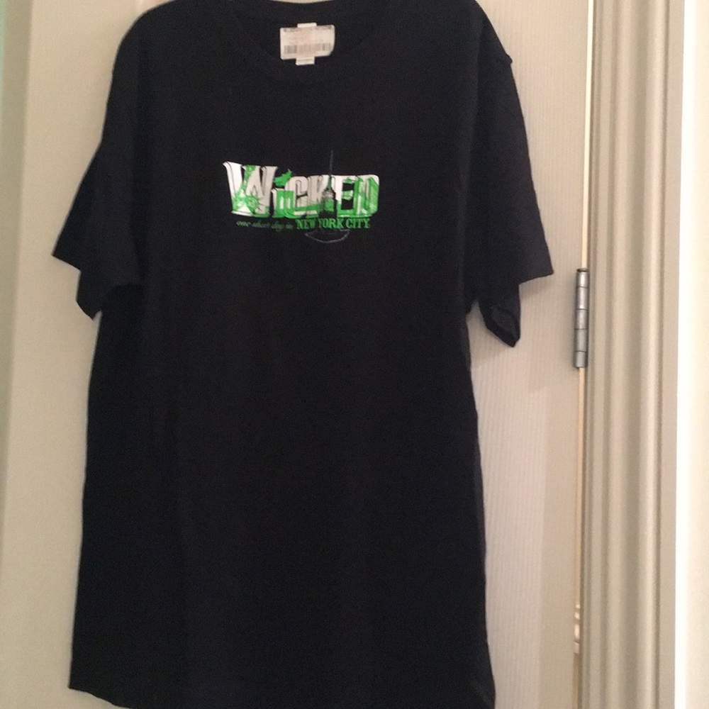 “Wicked” Broadway play t-shirt. Sz medium. NWT